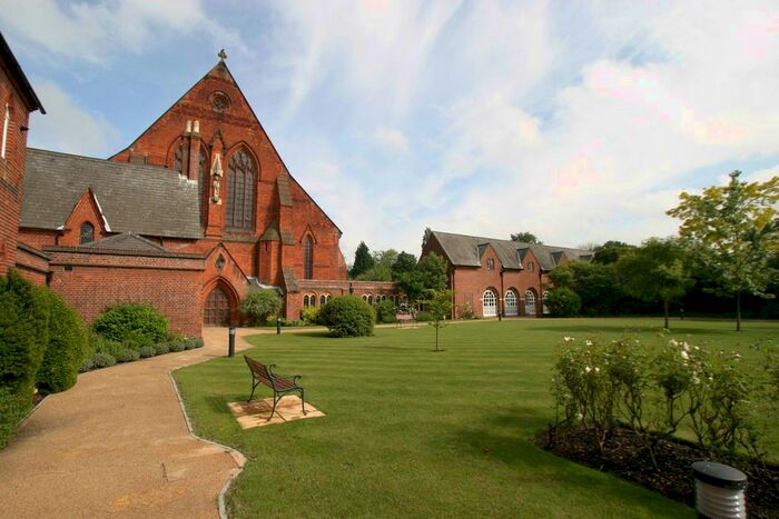 2 Bedroom Flat To Rent In Hatch Lane, Windsor SL4