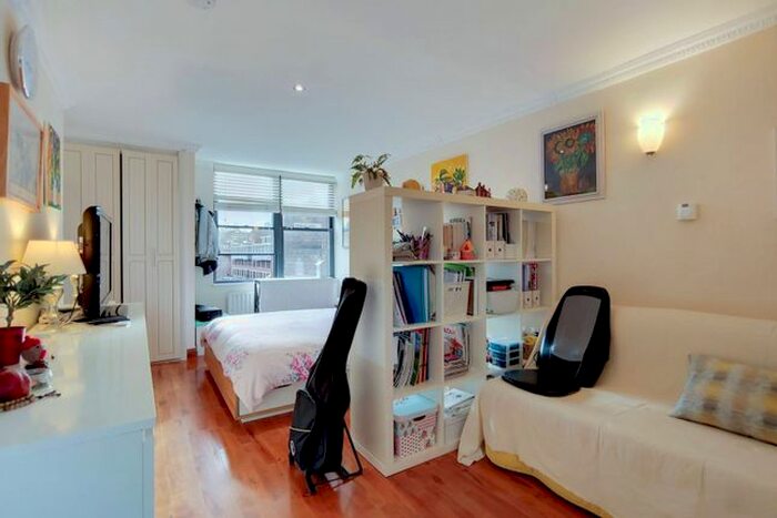 Studio To Rent In Vauxhall Bridge Road, Pimlico, London, SW1V