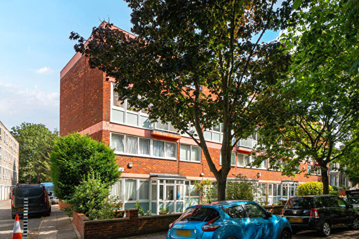 3 Bedroom Apartment For Sale In St. Johns Park, London, SE3