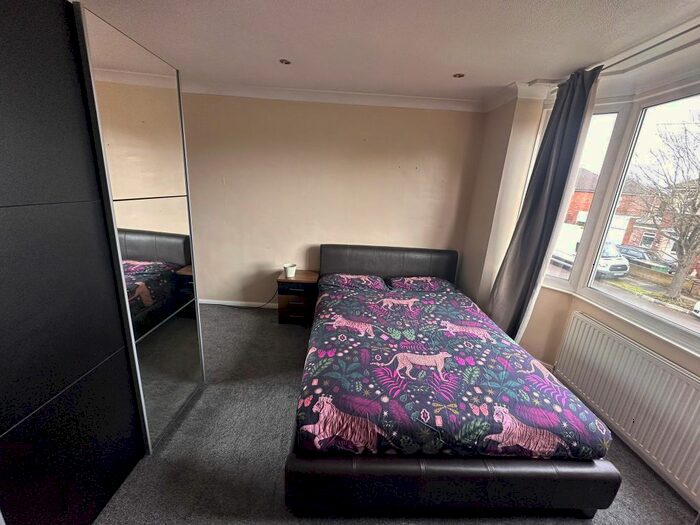 1 Bedroom Studio To Rent In Douglas Crescent, Dunstable, Bedfordshire, LU5