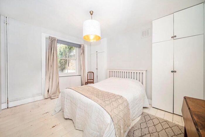 3 Bedroom Flat For Sale In Moulins Road, Homerton, E9 - Photo 4
