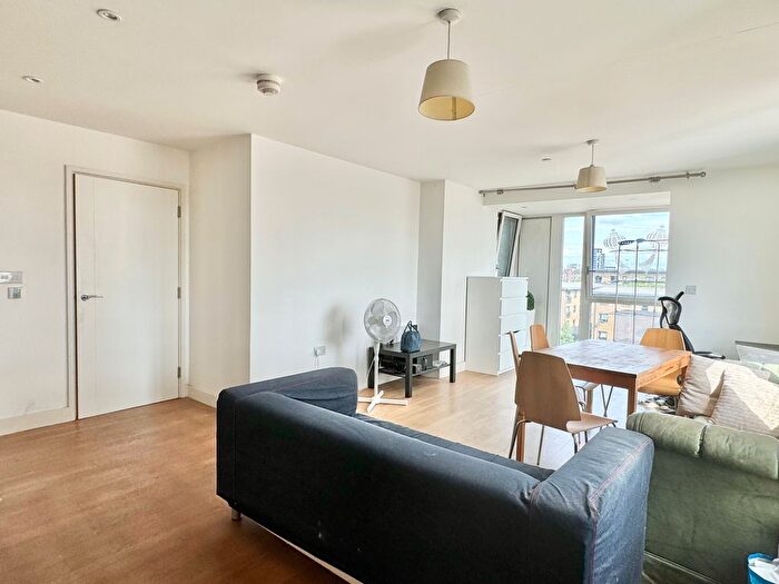 3 Bedroom Flat To Rent In Jefferson Plaza, London, E3