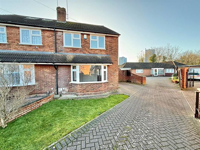 3 Bedroom Semi Detached House To Rent In Brooklands Close, Luton, LU4