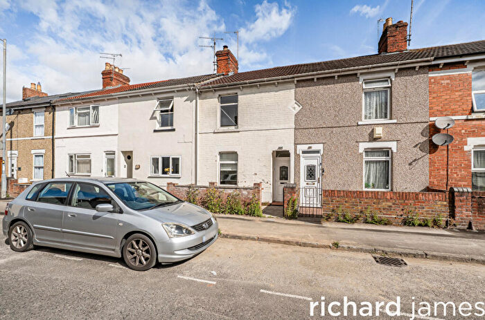 3 Bedroom Terraced House For Sale In Ferndale Road, Swindon, SN2