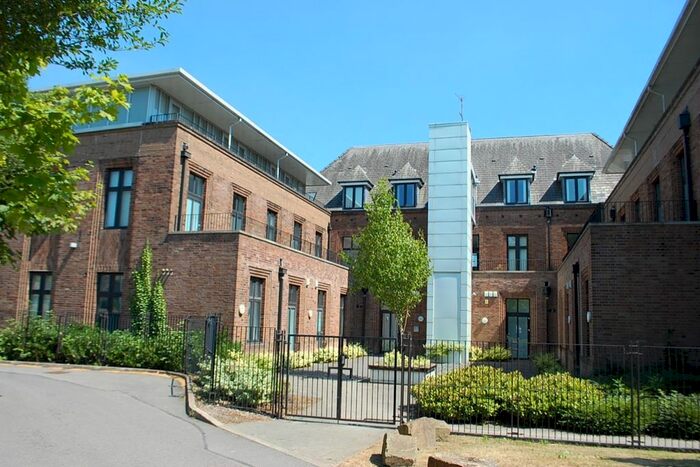 2 Bedroom Flat To Rent In Park Parade, Ashton-Under-Lyne, Lancashire, OL6