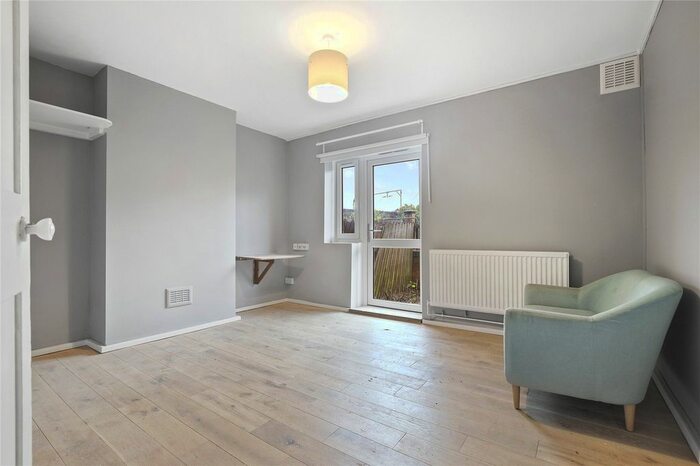 3 Bedroom Flat To Rent In Hadleigh House, Hadleigh Close, London, E1