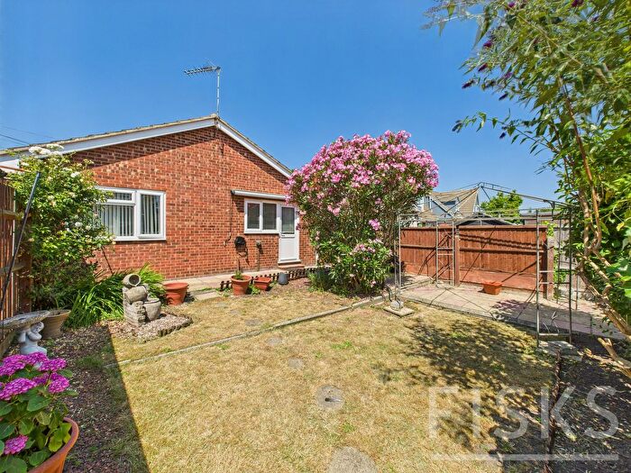 2 Bedroom Detached Bungalow For Sale In Hannett Road, Canvey Island, SS8