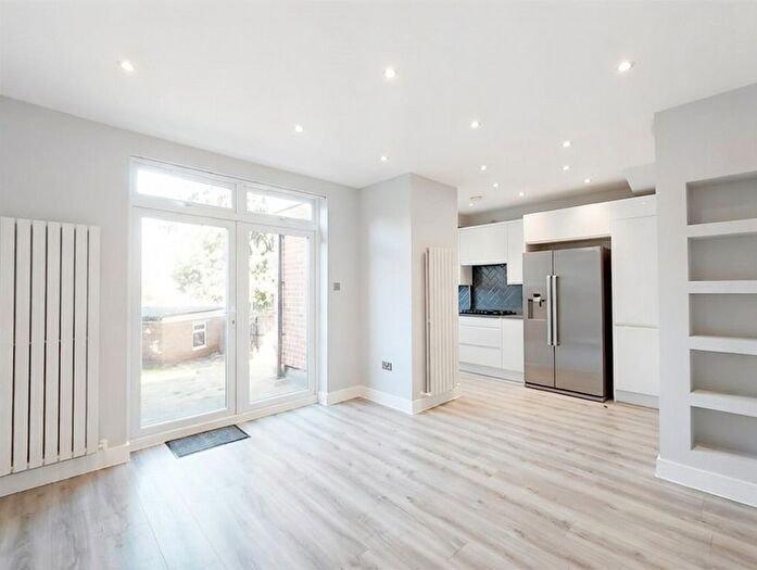 4 Bedroom Flat To Rent In Courthouse Gardens, West Finchley, N3
