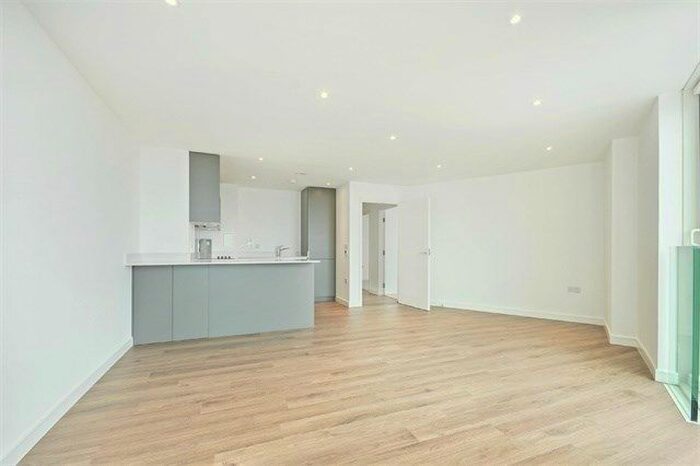 3 Bedroom Flat To Rent In Pinnacle Apartments, Saffron Central Square, Croydon, CR0