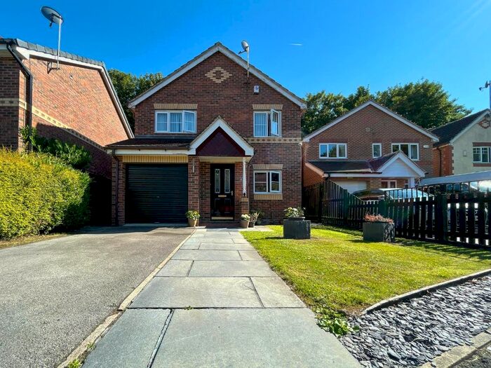 Houses for sale & to rent in WF13 3RJ, Stoney Bank Street, Dewsbury