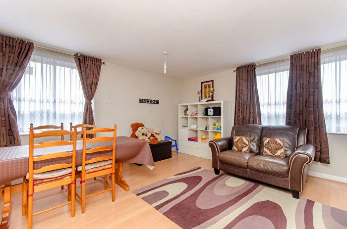 2 Bedroom Flat For Sale In Tenbury Close, Forest Gate, London, E7