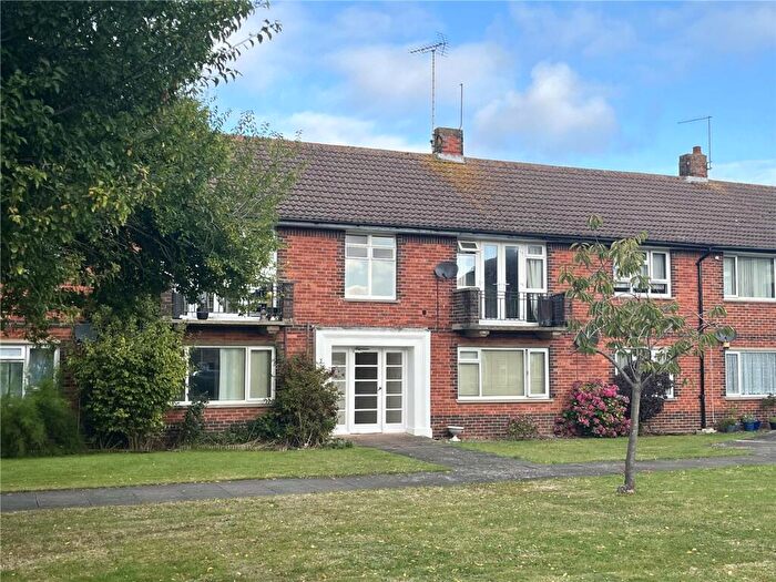 2 Bedroom Flat To Rent In Meadow Way, Littlehampton, BN17
