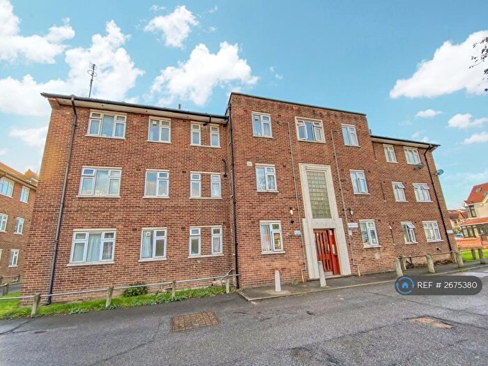 3 Bedroom Flat To Rent In Budoch Drive, Ilford, IG3