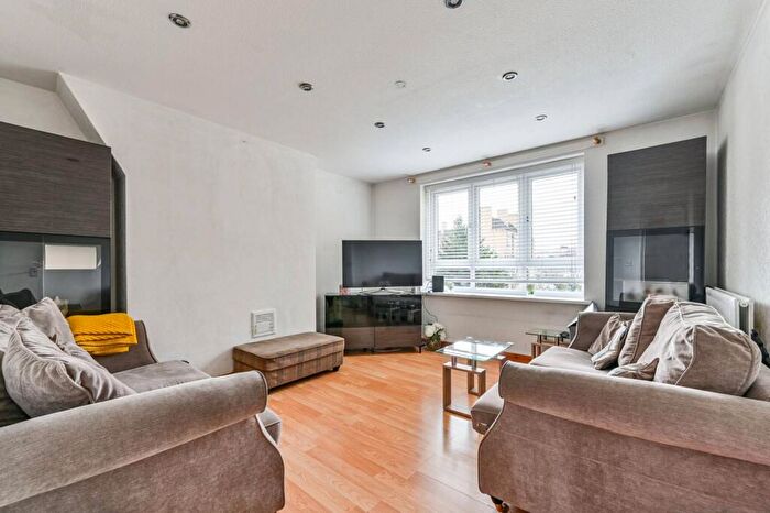 3 Bedroom Flat For Sale In Dalmeny Avenue, Camden, London, N7