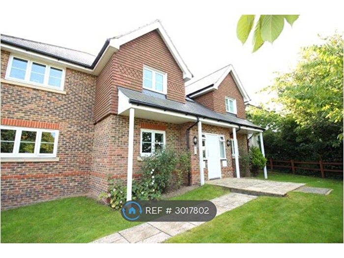 2 Bedroom Flat To Rent In Doresa Close, Addlestone, KT15
