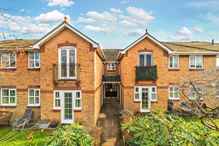 2 Bedroom Flat For Sale In Willow Grove, Chislehurst, BR7