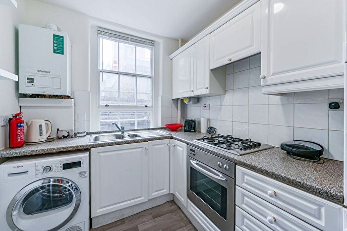 2 Bedroom Flat To Rent In Gilbert Street, Mayfair, London, W1K