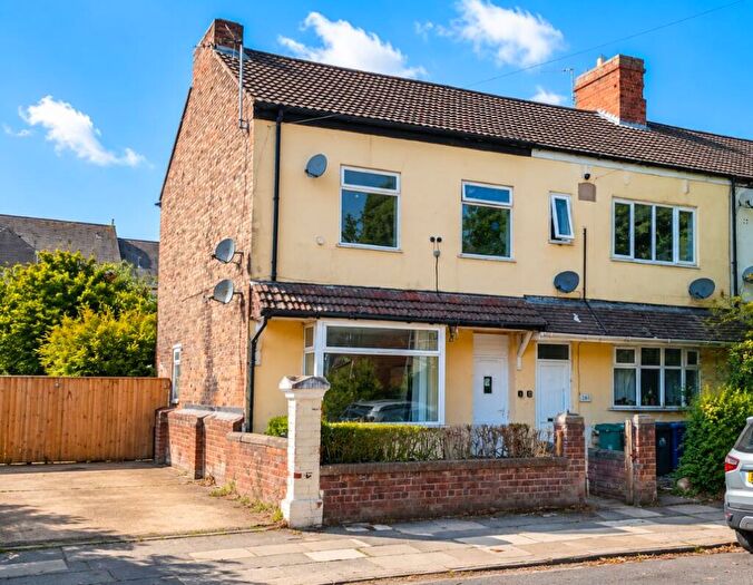 4 Bedroom Terraced House For Sale In Hainton Avenue, Grimsby, DN32