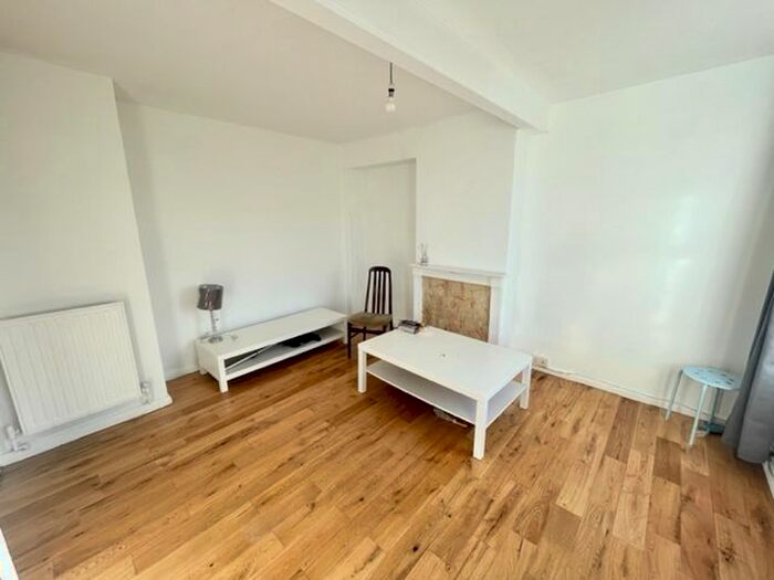 3 Bedroom Semi-Detached House To Rent In Sedgehill Road, London, SE6