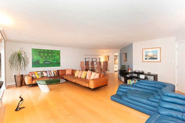3 Bedroom Apartment For Sale In Dundee Wharf, Three Colt Street, Canary Wharf, E14