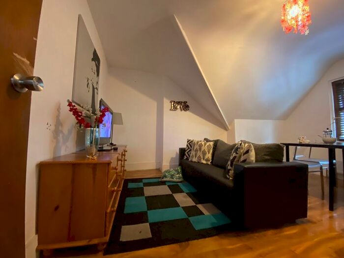 2 Bedroom Flat To Rent In The Mews, Norbury Crescent, London, SW16