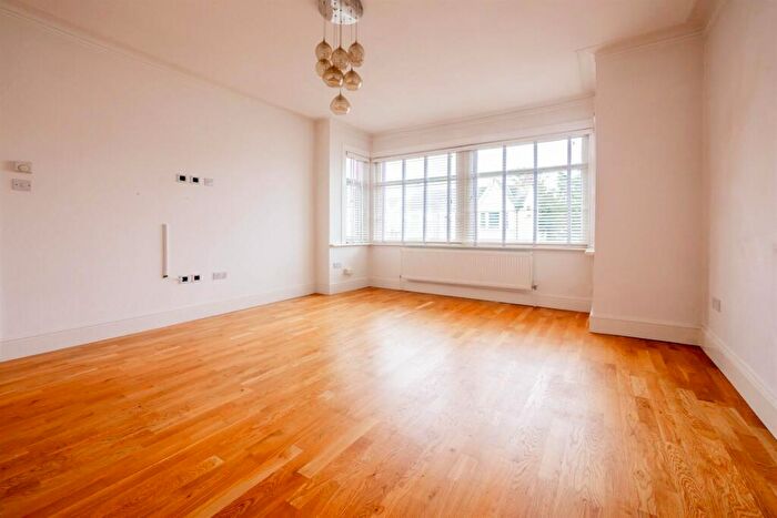 1 Bedroom Flat To Rent In Bedroom First Floor Flat In Westcliff-on-Sea, SS0