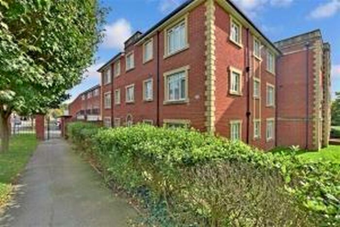 2 Bedroom Flat To Rent In Reed Drive, Redhill, RH1