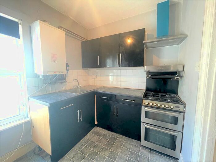 2 Bedroom Flat To Rent In Station Road, Westcliff SS0