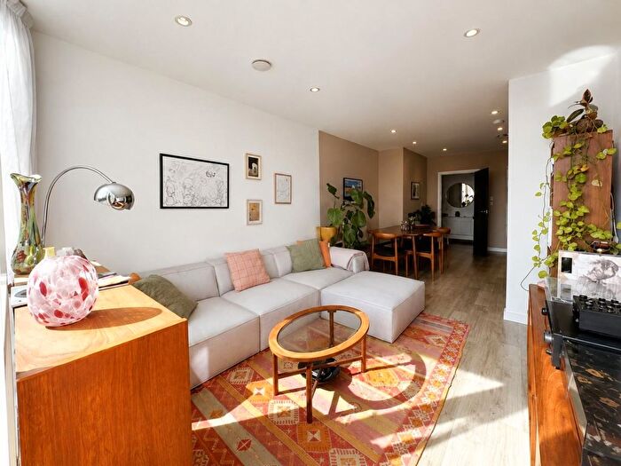 1 Bedroom Flat To Rent In Woods Road, Peckham, London, SE15