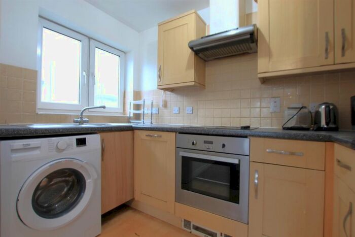 1 Bedroom Flat To Rent In Blackburn Way, Hounslow, TW4