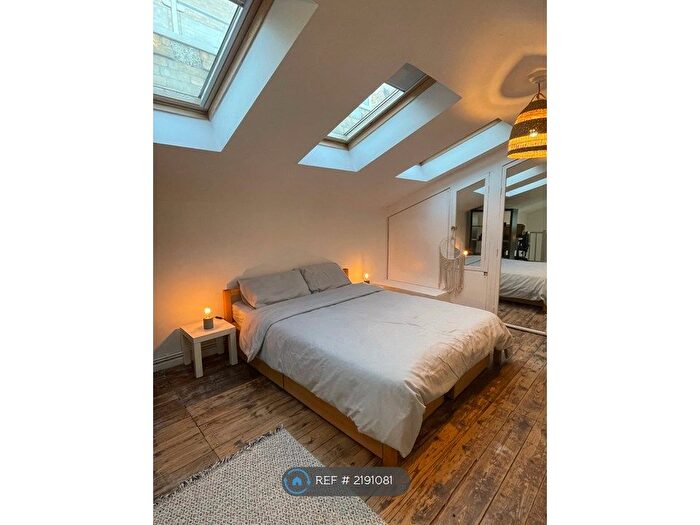 Studio To Rent In Bethnal Green Road, London, E2