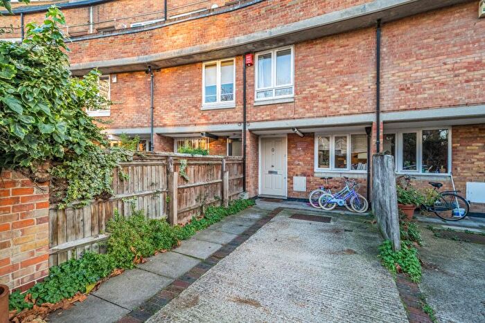 3 Bedroom Flat For Sale In Battersea, London, SW11