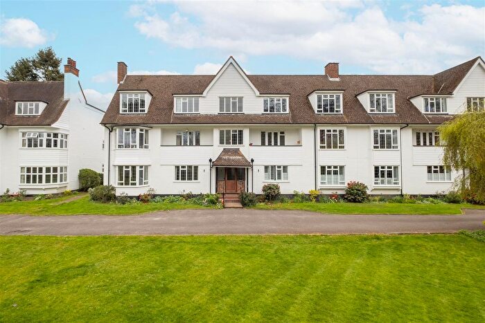 2 Bedroom Flat For Sale In Watts Road, Thames Ditton, KT7