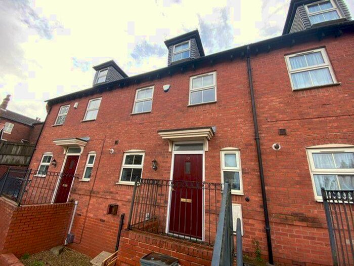4 Bedroom Semi-Detached House To Rent In Radleigh Grange, Swadlincote, DE11