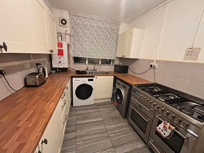5 Bedroom Flat To Rent In Hughes Mansions, Vallance Road, Whitechapel, Bethnal Gree, Shoreditch, London, E1
