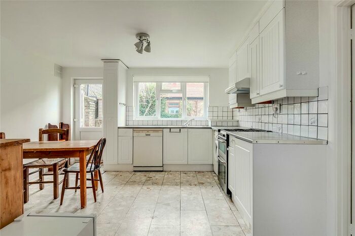 2 Bedroom Flat To Rent In Ritherdon Road, London SW17