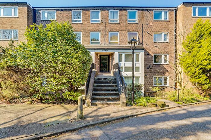 2 Bedroom Flat For Sale In Redcliffe Road, Nottingham, NG3