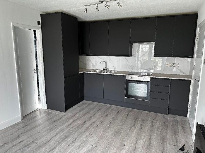 2 Bedroom Flat To Rent In Valeside Court, Warwick Road, EN5