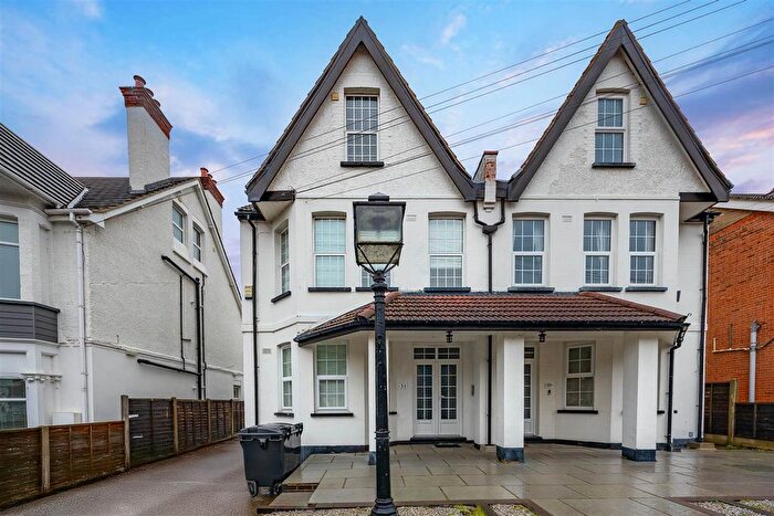 1 Bedroom Flat For Sale In Whitefriars Crescent, Westcliff-On-Sea, SS0