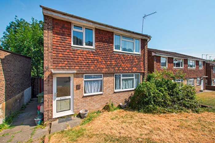 2 Bedroom Maisonette For Sale In Lea Vale, Dartford, DA1