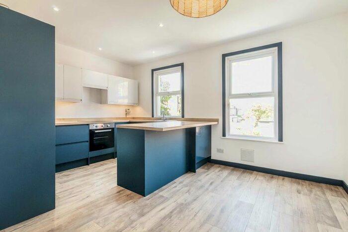 3 Bedroom Flat To Rent In Northfield Avenue, London, W13