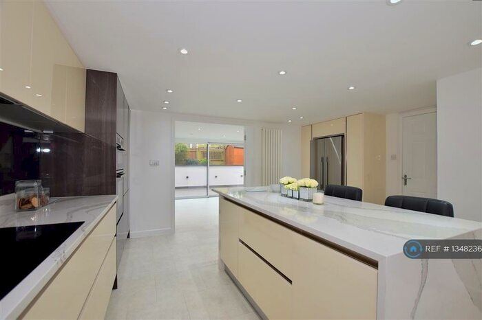 4 Bedroom Detached House To Rent In Woodside Road, Woodford Green, IG8