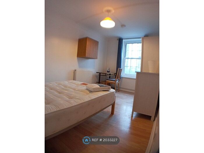 3 Bedroom Flat To Rent In Read House, London, SE11