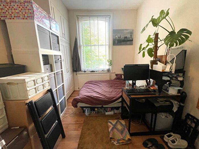 Flat To Rent In Somerfield Road, Finsbury Park, N4