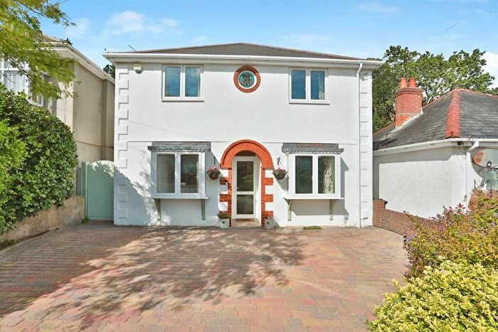 4 Bedroom Detached House For Sale In Heather Road, Bournemouth, BH10