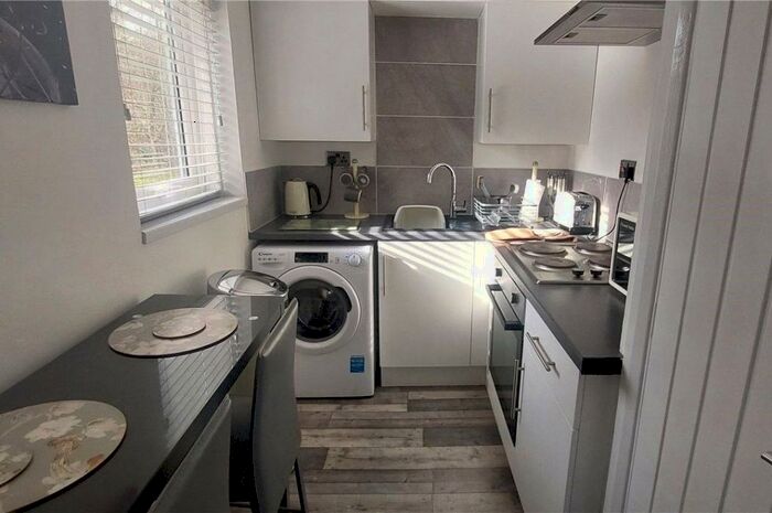 Flat To Rent In Reedmace Close, Waterlooville, Hampshire, PO7