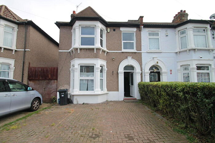 3 Bedroom End Of Terrace House To Rent In Park Road, Ilford, IG1