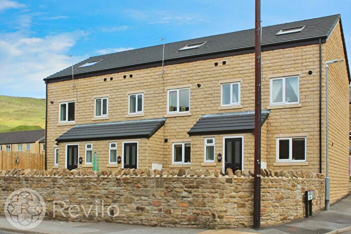 3 Bedroom Town House To Rent In Jubilee Way, Todmorden, OL14