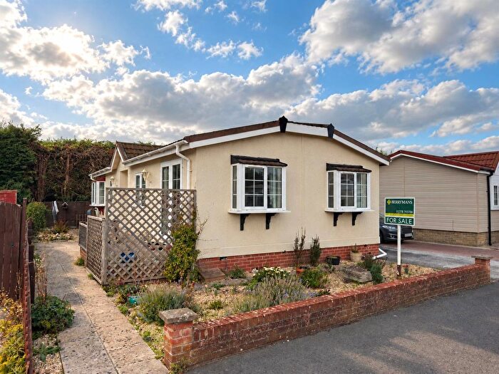 2 Bedroom Mobile/park Home For Sale In Claremont Park, Berrow, TA8