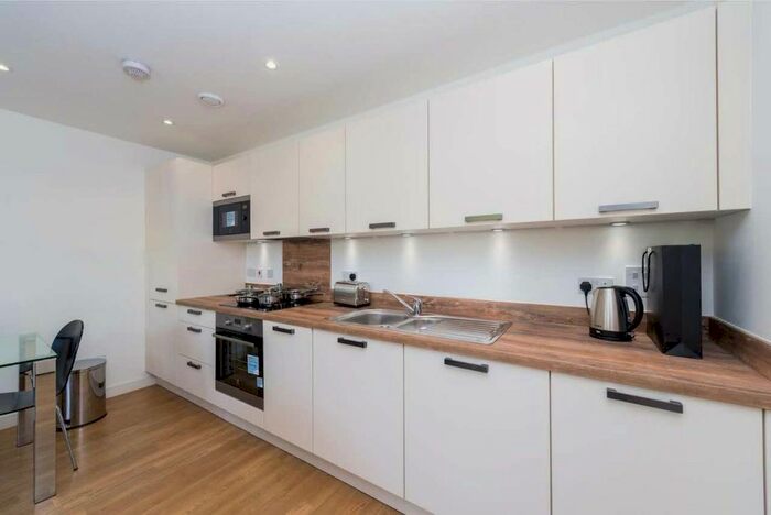 2 Bedroom Flat To Rent In Blondin Way, London, SE16